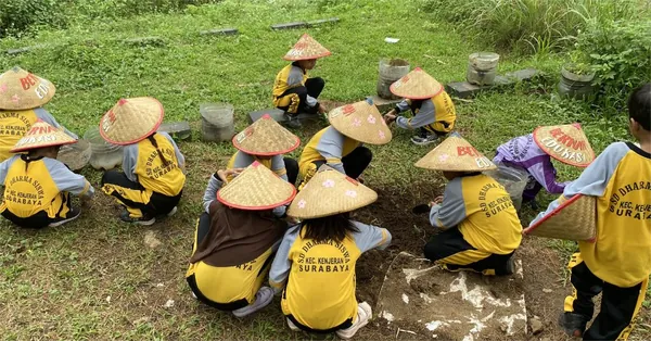 Praktek menanam pohon sebagai bagian dari program edukasi lingkungan hidup