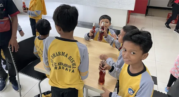 Siswa menikmati produk minuman hasil produksi pabrik selama sesi edukasi industri