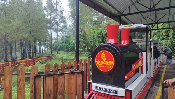 Siswa mencoba berbagai wahana permainan yang tersedia di destinasi wisata alam