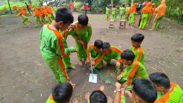 Kegiatan outbound fun games untuk melatih kerjasama tim di area terbuka Parimas