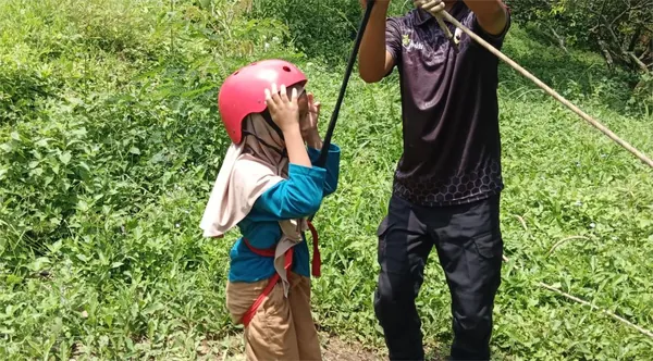 Siswa mencoba wahana flying fox yang memacu adrenalin di area outbound Bhakti Alam