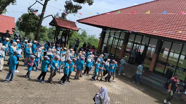 Sesi senam pagi dan pemanasan bersama tim Nila Productions sebelum aktivitas outbound