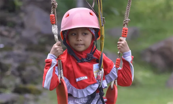 Keseruan wahana flying fox yang menantang adrenalin bagi peserta outbound