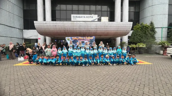 Foto bersama rombongan sekolah saat trip edukasi naik kereta api bersama Nila Productions