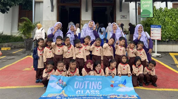 Dokumentasi kebersamaan siswa di depan area wisata Saygon Waterpark Pasuruan