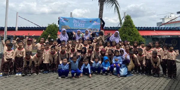 Keceriaan siswa dan guru setelah mengikuti rangkaian agenda outbound air