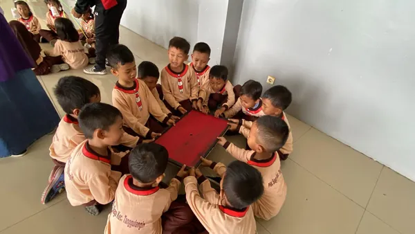 Kegiatan fun games outbound untuk melatih kekompakan dan kerjasama antar siswa