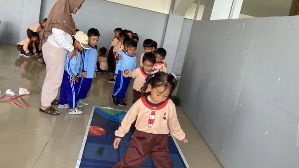 Permainan kelompok yang seru dan edukatif di area terbuka Saygon