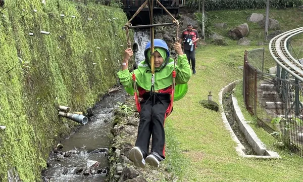 Siswa mencoba wahana flying fox yang seru di area outbound Saygon Waterpark