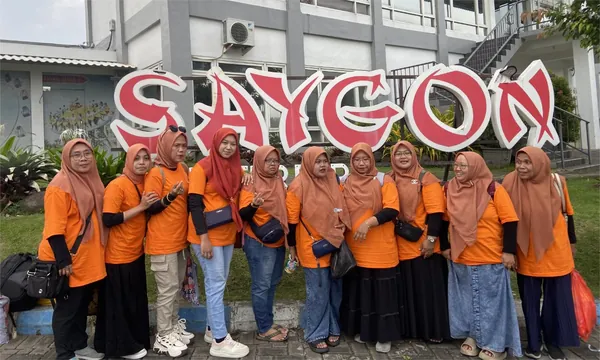Foto bersama rombongan sekolah di kawasan Agrowisata Kebun Kurma Pasuruan