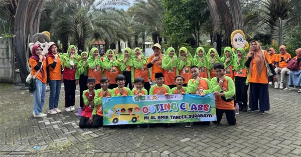 Dokumentasi keceriaan peserta edukasi Nila Productions di depan pohon kurma