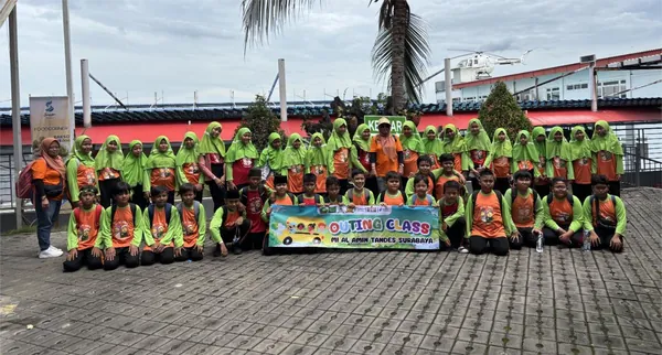 Momen rombongan sekolah berpose di spot ikonik Saygon Waterpark Pasuruan