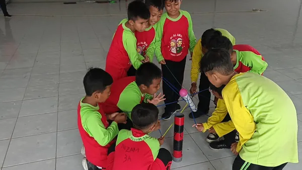 Keseruan siswa sekolah mengikuti permainan ketangkasan luar ruangan