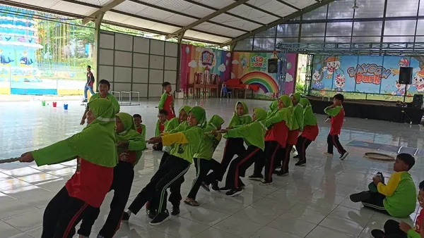 Tantangan berkelompok yang edukatif dalam rangkaian acara outbound Nila Productions