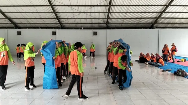 Aktivitas seru siswa sekolah saat mengeksplorasi area outbound air