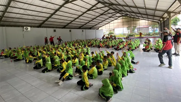 Senam pagi bersama untuk meningkatkan semangat sebelum kegiatan wisata