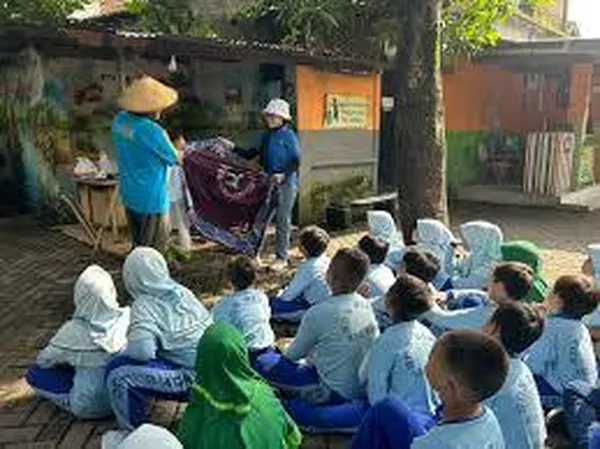 Keceriaan siswa saat mengikuti ice breaking di lingkungan yang asri dan disiplin
