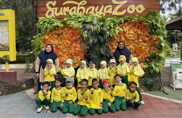 Rombongan siswa sekolah tiba di gerbang masuk Kebun Binatang Surabaya untuk wisata edukasi