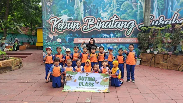 Siswa mengamati perilaku satwa di area primata Kebun Binatang Surabaya