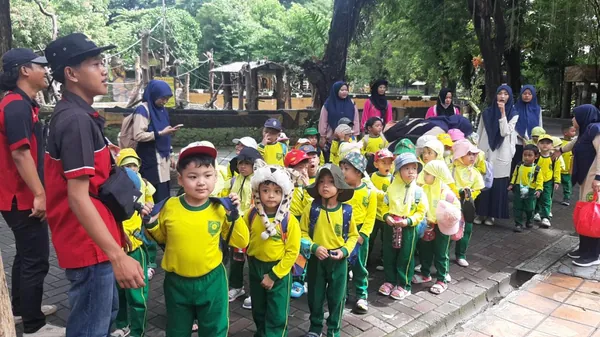 Keseruan siswa saat melihat koleksi reptil di Kebun Binatang Surabaya