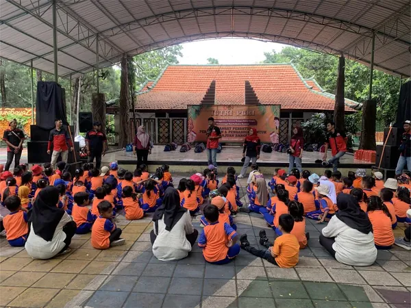 Pemandu memberikan penjelasan tentang habitat asli satwa kepada rombongan outbound