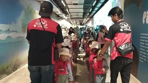 Siswa berfoto di depan ikon patung Suro dan Boyo Kebun Binatang Surabaya