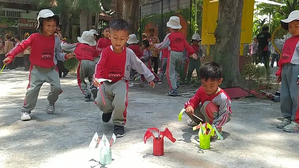 Program sekolah alam: Mengamati aneka burung di aviary KBS