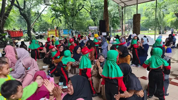 Area istirahat rombongan outbound Nila Group di Kebun Binatang Surabaya