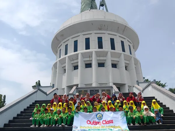 Siswa menaiki tangga kapal KRI untuk memulai tur edukasi kapal perang