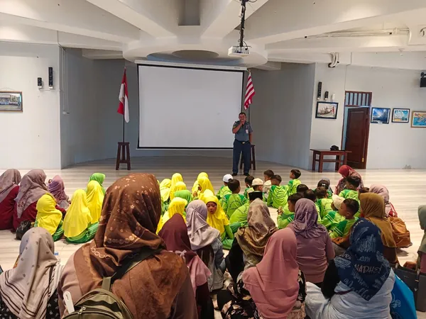 Pengenalan bagian-bagian kapal perang Indonesia kepada siswa oleh petugas TNI AL