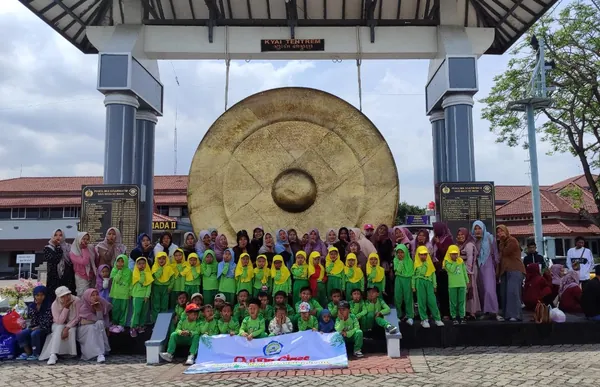 Siswa melihat langsung sistem navigasi di atas dek kapal KRI