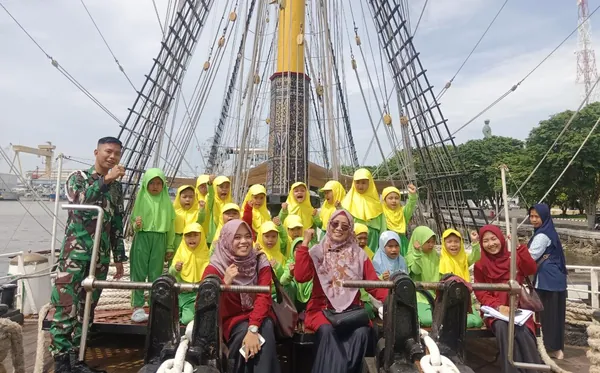 Momen kebersamaan rombongan outbound sekolah di atas kapal KRI TNI AL