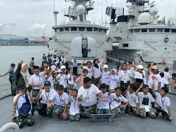 Penutupan kunjungan kapal KRI dengan pemberian cinderamata dari Nila Productions