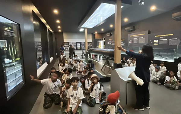 Siswa mengamati alat-alat peraga ilmu astronomi dan penerbangan luar angkasa