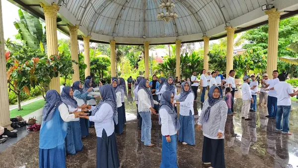Kekompakan rombongan sekolah saat mengikuti simulasi permainan kelompok