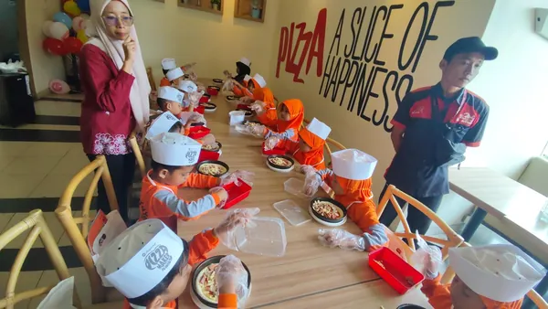 Keseruan siswa sekolah mengikuti kegiatan cooking class bersama instruktur Nila Productions