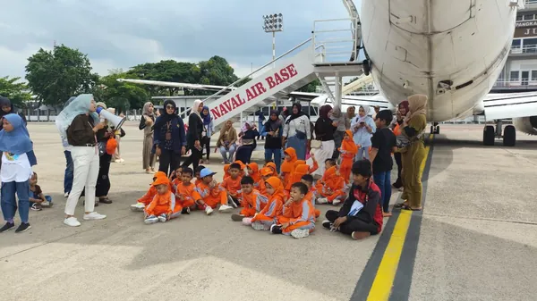 Siswa menyimak penjelasan materi edukasi dirgantara di Museum Pesawat