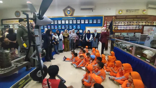 Observasi langsung bagian pesawat tempur oleh siswa untuk pengetahuan kedirgantaraan
