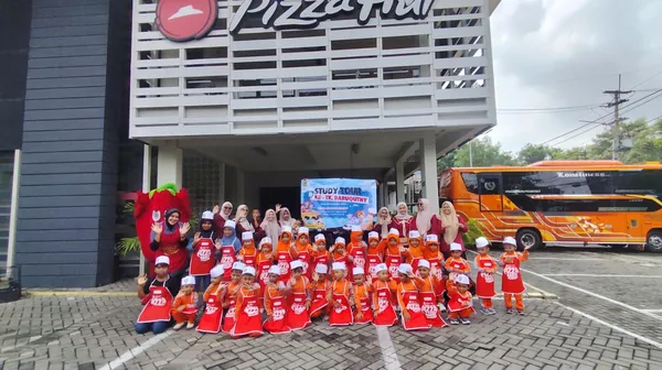 Foto bersama rombongan sekolah di depan Hanggar Pesawat Sidoarjo