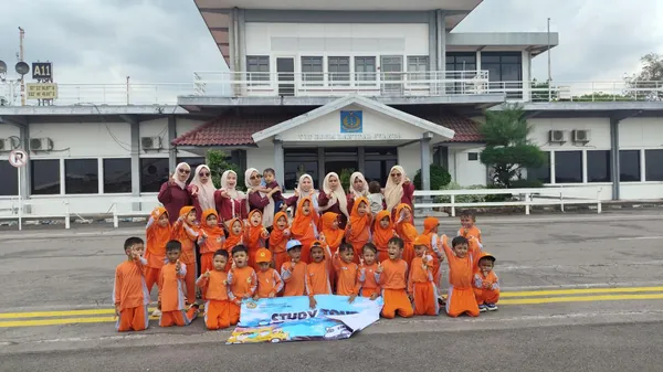 Kebersamaan guru dan siswa dalam agenda wisata edukasi Rumah Pintar