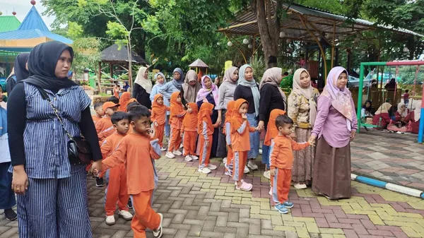 Sesi ice breaking outbound untuk meningkatkan semangat dan fokus siswa