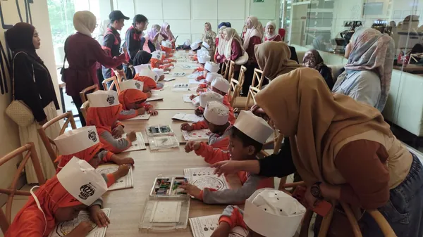 Aktivitas lomba mewarnai untuk melatih kreativitas siswa di Rumah Pintar