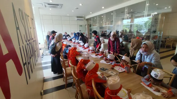 Siswa dengan antusias menunjukkan hasil karya mewarnai tema pesawat