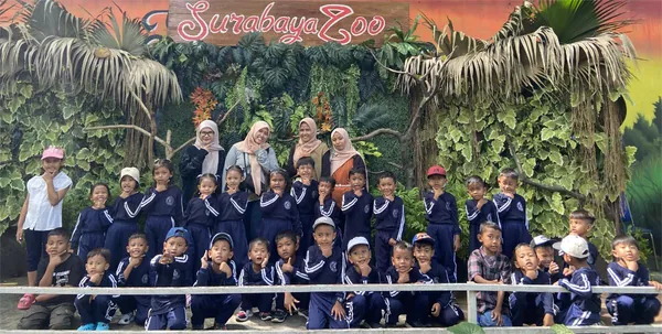 Foto bersama rombongan siswa sekolah di depan ikon Kebun Binatang Surabaya
