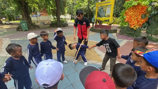 Kegiatan fun games outbound untuk melatih kerja sama tim bagi anak sekolah
