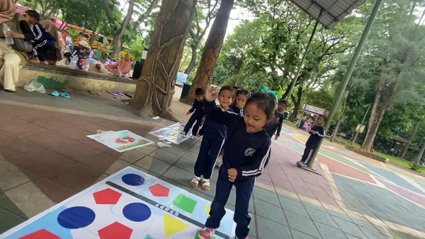 Siswa mengikuti lomba ketangkasan dalam sesi outbound Nila Productions