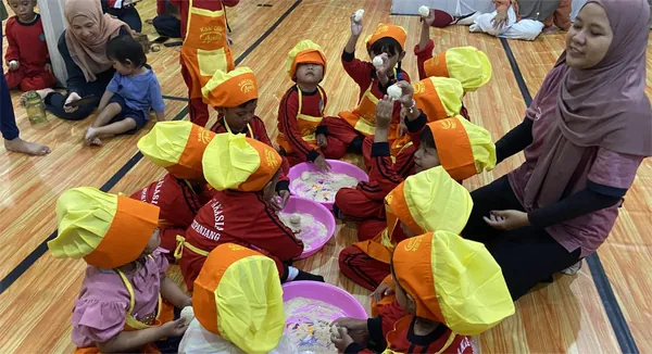 Siswa sekolah mempraktekkan cara memasak dalam sesi cooking class edukatif