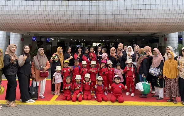 Foto bersama rombongan outbound sekolah di area Waterland