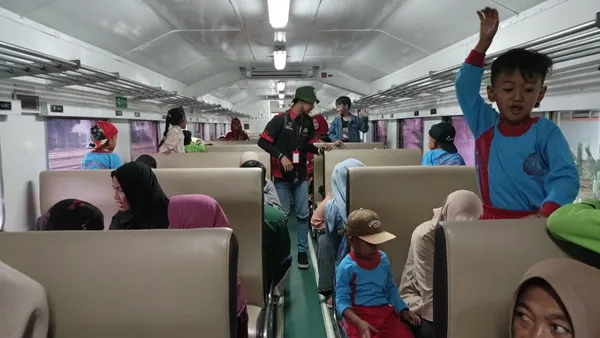 Siswa sekolah antusias mengikuti panduan tata cara naik kereta api di stasiun