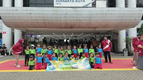 Dokumentasi keceriaan guru dan murid saat wisata edukasi Nila Productions